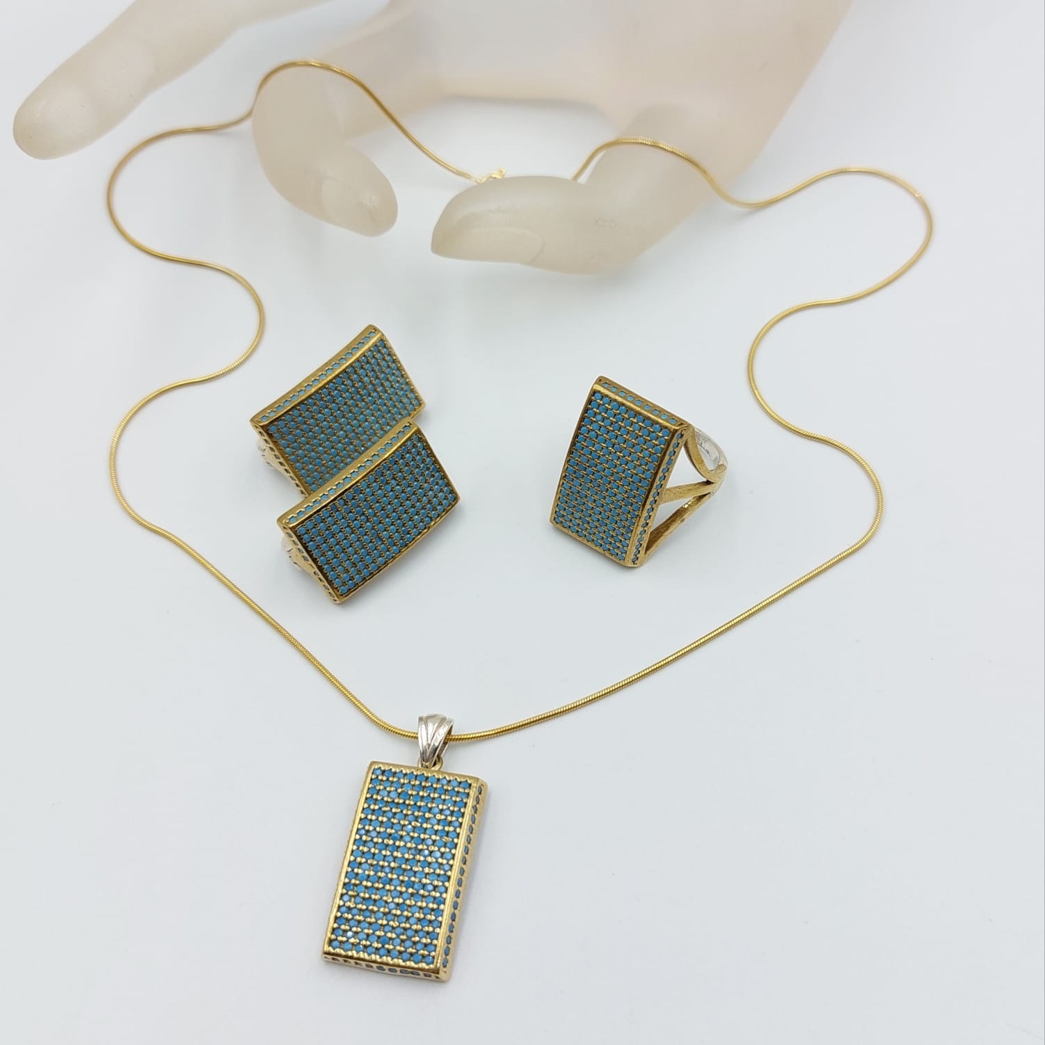 Parure composta da collana e ciondolo, anello e orecchini per lobi forati, in argento marchiato 925 con parti superiori dorate e zirconi color turchese - VINTAGE AMOREMIO