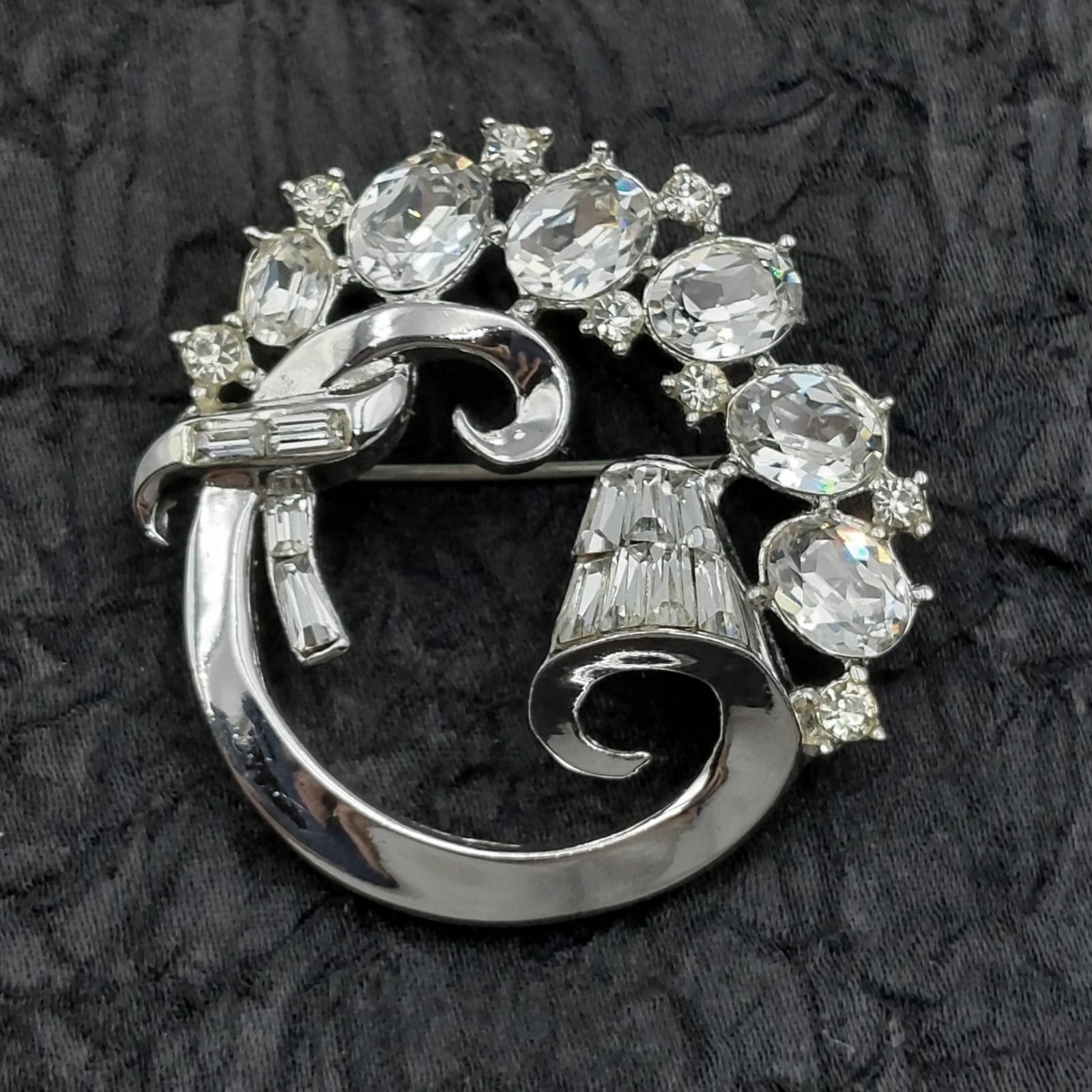 Spilla Trifari anni ‘50 in lega Trifanium color argento con cristalli diamante taglio ovale, rotondo e baguette - VINTAGE AMOREMIO