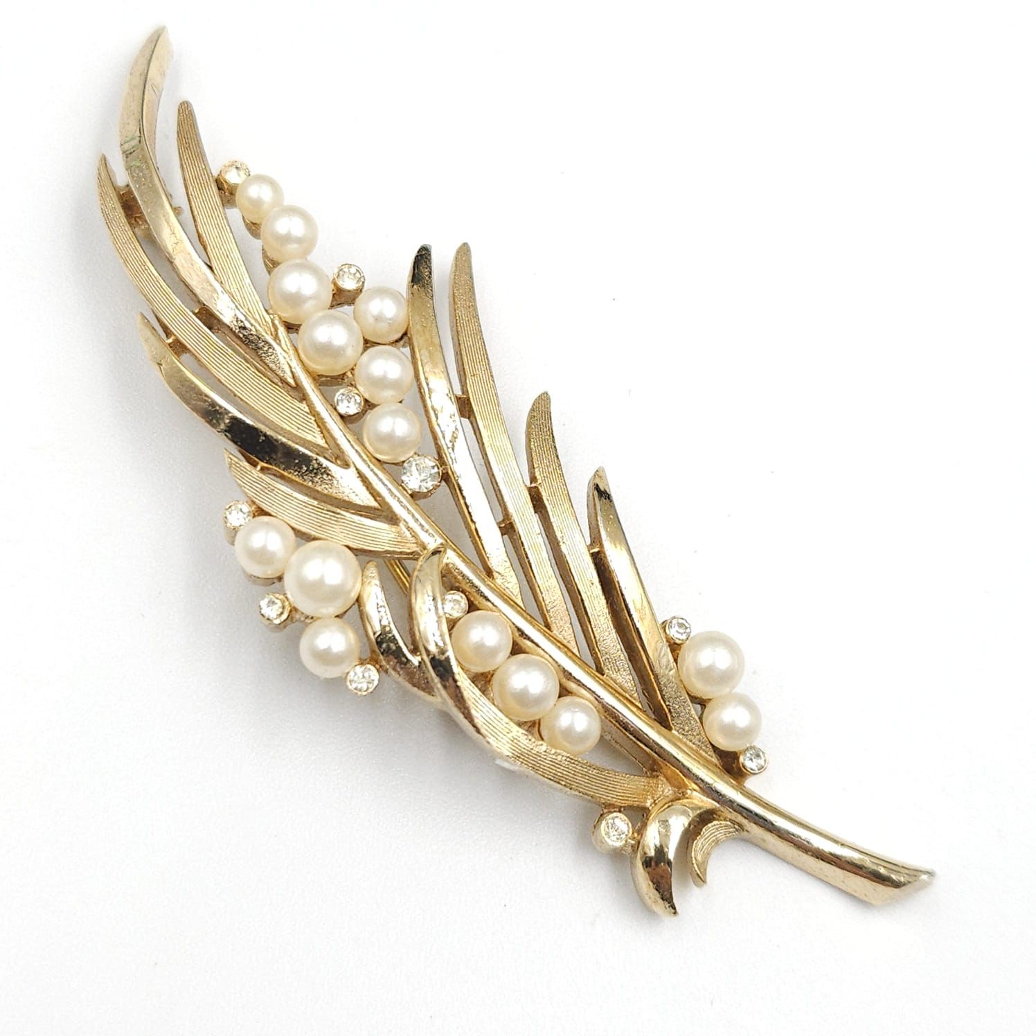 Spilla Trifari del 1960 circa, decoro floreale, lega Trifanium color oro satinato e lucido con perle e cristalli diamante - VINTAGE AMOREMIO