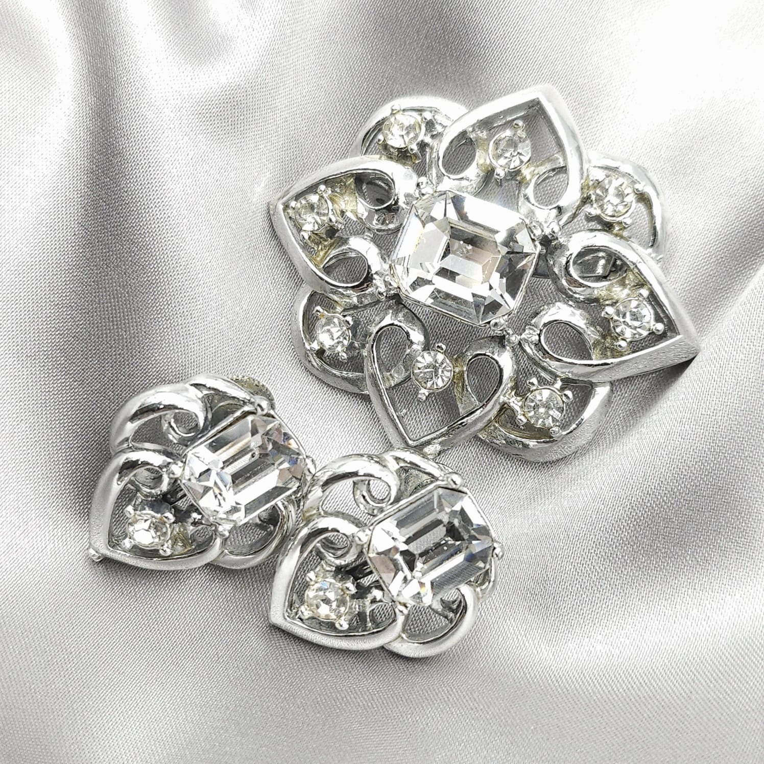 Demi parure anni '50 firmata Coro, composta da spilla e orecchini a vite regolabile, metallo color argento con cristalli diamante taglio rettangolare e rotondo - VINTAGE AMOREMIO