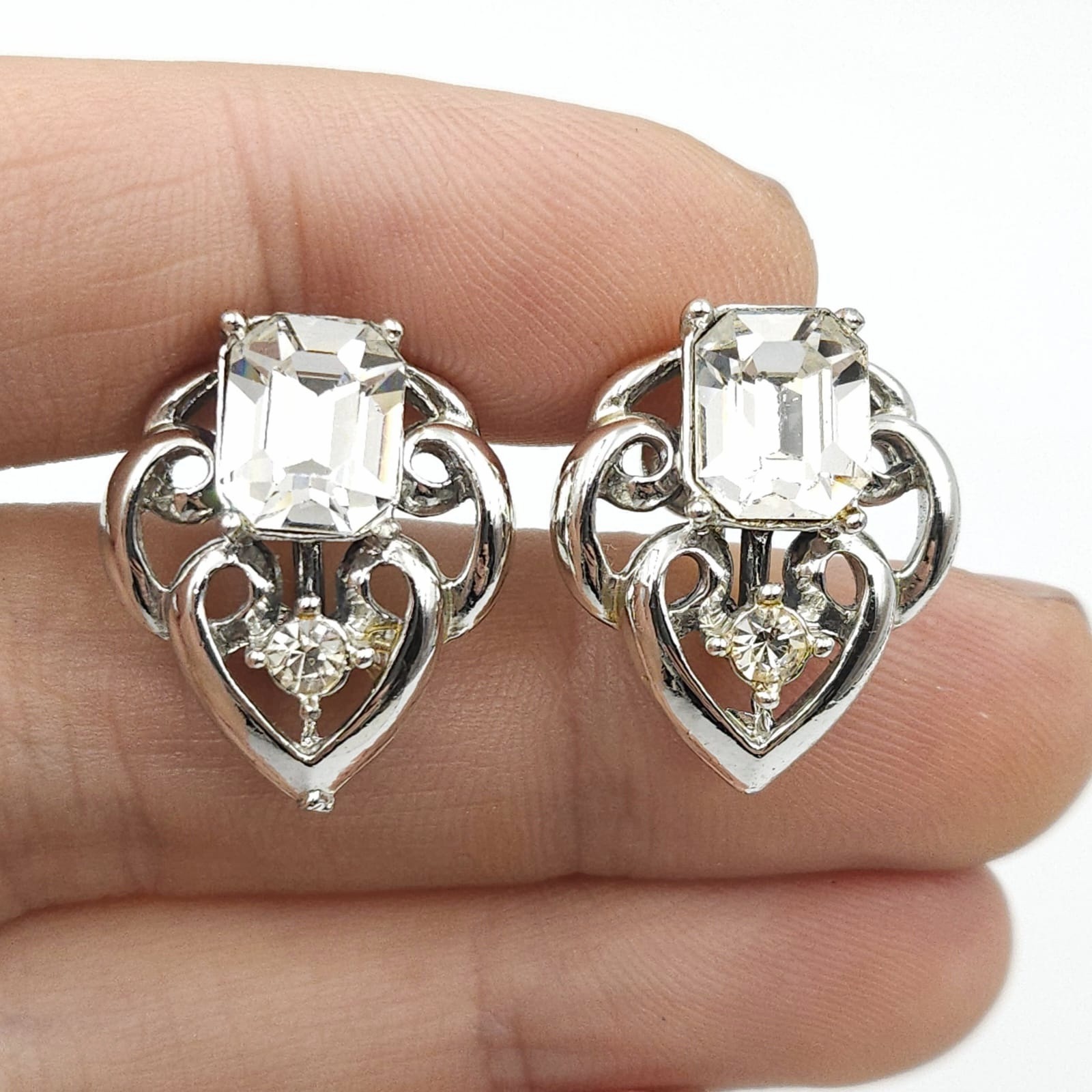 particolare forntale demi parure anni 50 firmata coro composta spilla orecchini vite regolabile metallo color argento cristalli diamante taglio rettangolarero tondo - vintage amore mio