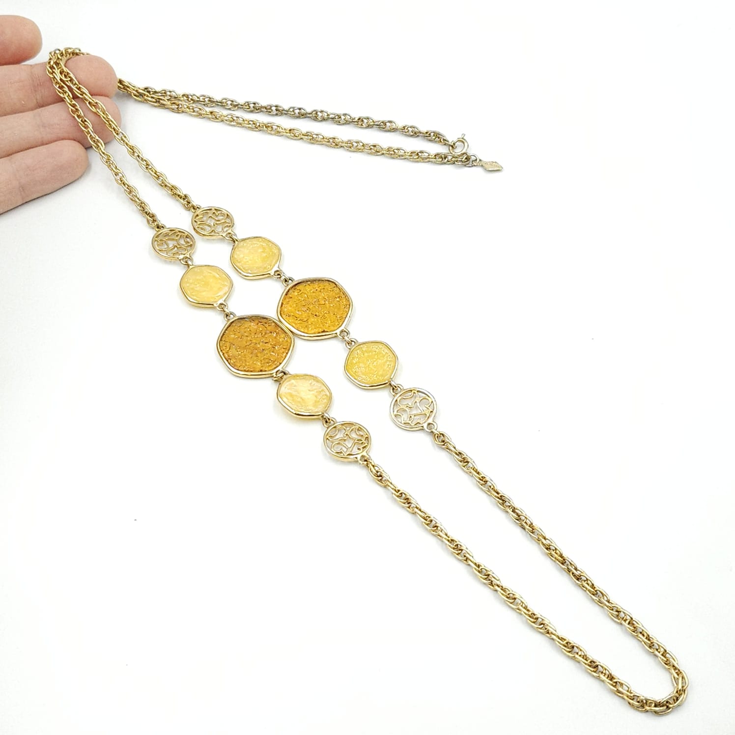 Collana Taste of honey anni '70 firmata Sarah Coventry, metallo color oro con medaglioni di lucite color miele