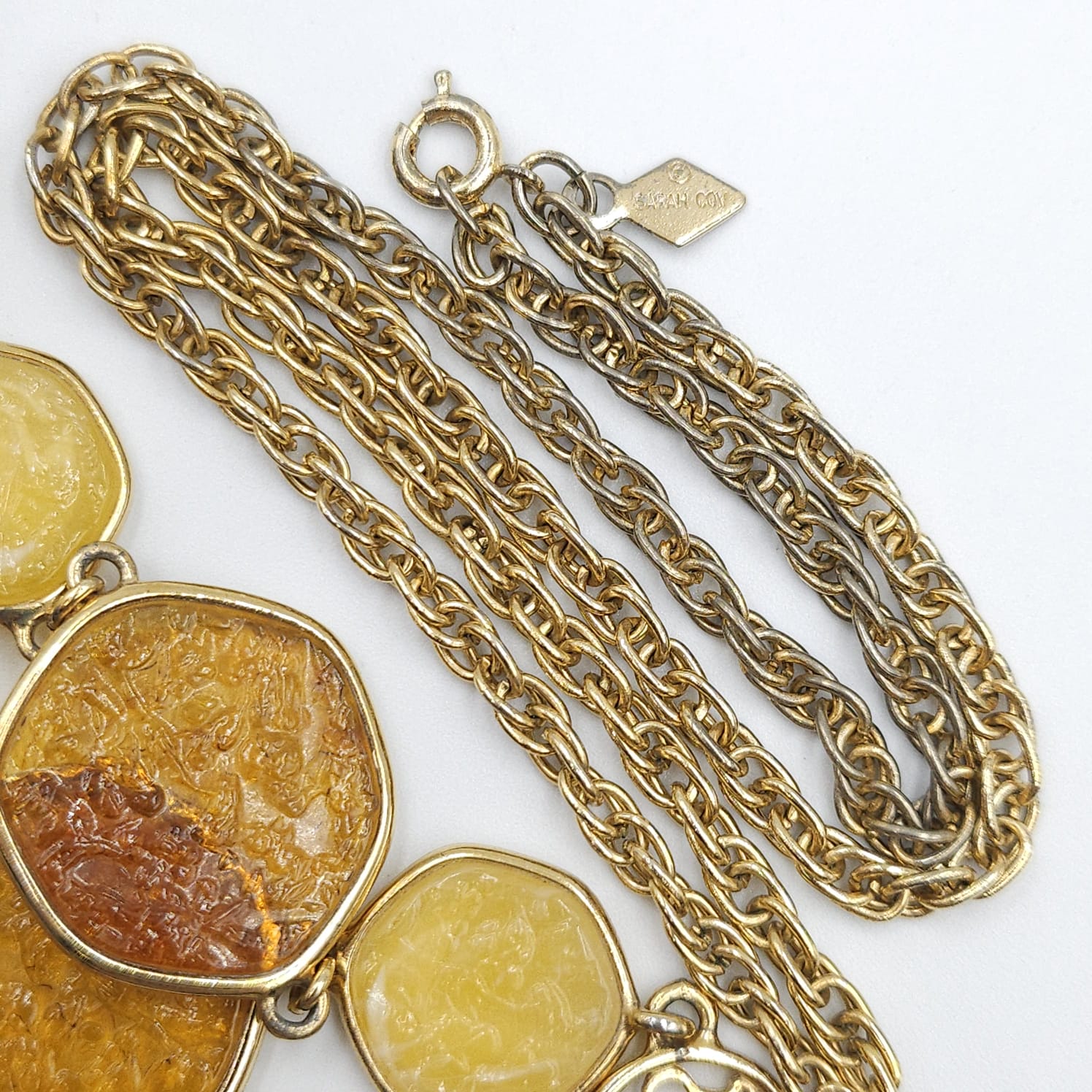 Collana Taste of honey anni '70 firmata Sarah Coventry, metallo color oro con medaglioni di lucite color miele - VINTAGE AMORE MIO