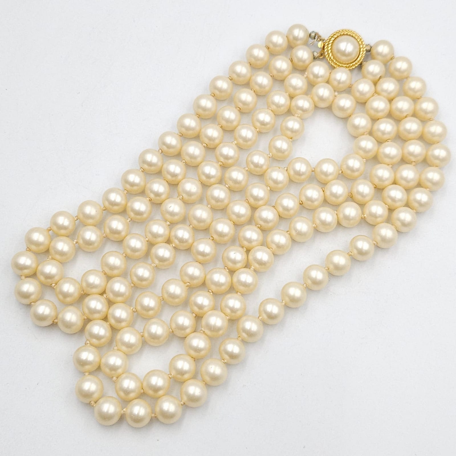 Collana Trifari fine degli anni '50, due fili di perle della stessa consistenza delle perle vere, chiusura in lega Trifanium color oro con mezza perla centrale - VINTAGE AMORE MIO