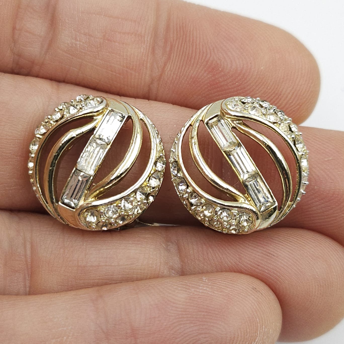 Orecchini a clip anni '60 firmati Kramer of New York, metallo color oro con cristalli diamante - VINTAGE AMORE MIO