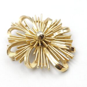 Spilla Trifari della fine degli anni '50, in lega Trifanium color oro con raffinata lavorazione lucida e satinata - VINTAGE AMORE MIO