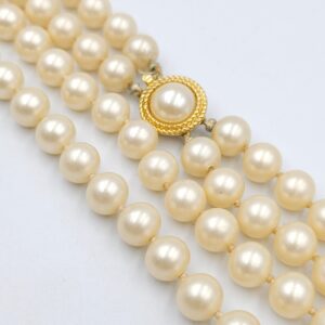 Collana Trifari fine degli anni '50, due fili di perle della stessa consistenza delle perle vere, chiusura in lega Trifanium color oro con mezza perla centrale - VINTAGE AMORE MIO