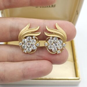 Orecchini a clip firmati Trifari, risalenti al 1960 circa, realizzati in lega Trifanium color oro satinato con particolari lucidi e cristalli diamante - VINTAGE AMORE MIO