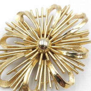 Spilla Trifari della fine degli anni '50, in lega Trifanium color oro con raffinata lavorazione lucida e satinata - VINTAGE AMORE MIO