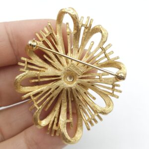 Spilla Trifari della fine degli anni '50, in lega Trifanium color oro con raffinata lavorazione lucida e satinata - VINTAGE AMORE MIO