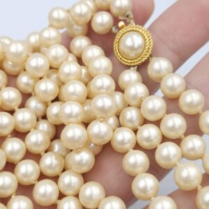 Collana Trifari fine degli anni '50, due fili di perle della stessa consistenza delle perle vere, chiusura in lega Trifanium color oro con mezza perla centrale - VINTAGE AMORE MIO