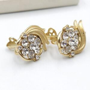 Orecchini a clip firmati Trifari, risalenti al 1960 circa, realizzati in lega Trifanium color oro satinato con particolari lucidi e cristalli diamante - VINTAGE AMORE MIO