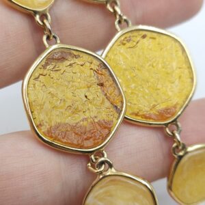 Collana Taste of honey anni '70 firmata Sarah Coventry, metallo color oro con medaglioni di lucite color miele