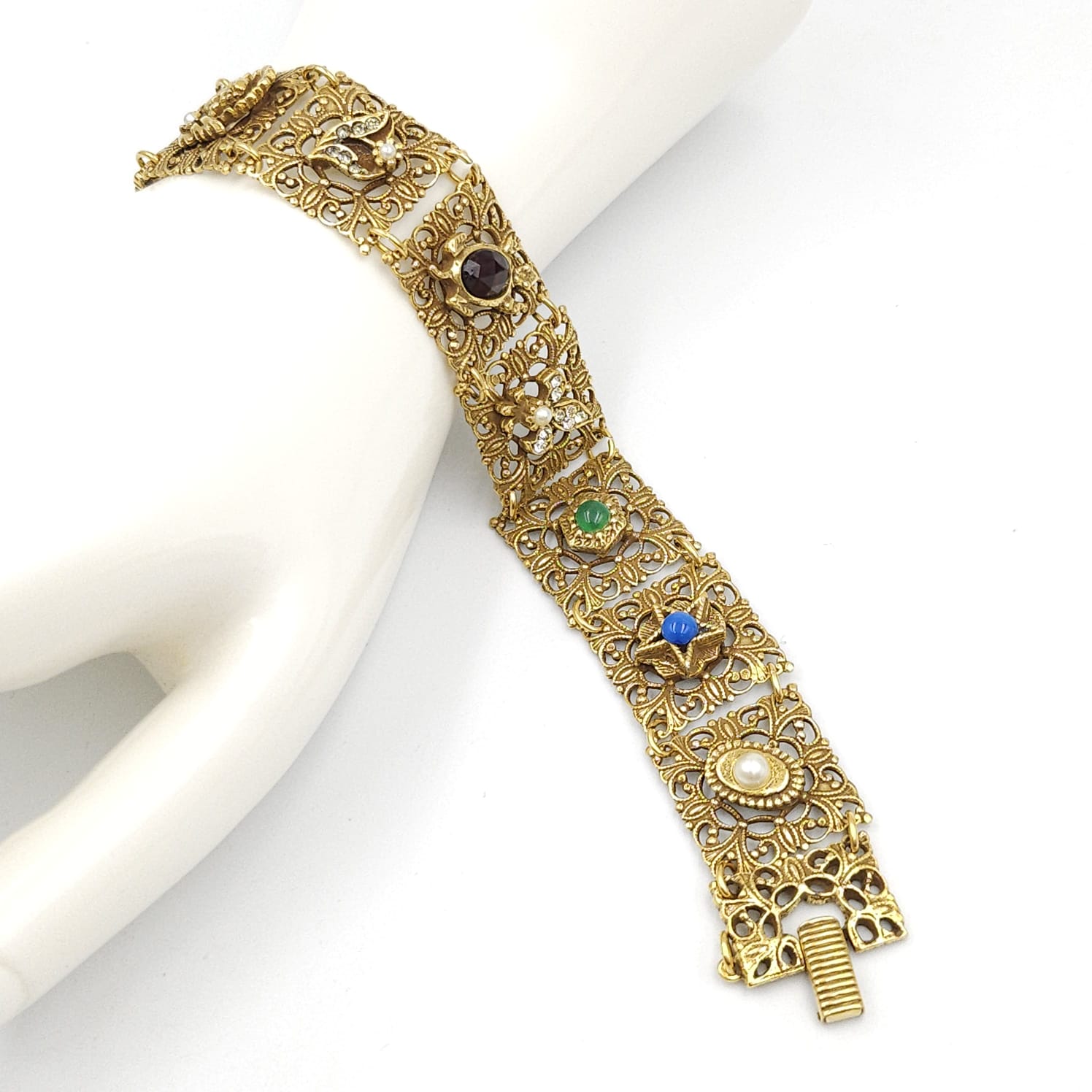 Bracciale anni '50 firmato Goldette, in stile vittoriano, realizzato in metallo color oro con cabochons, perle e cristalli di varie tonalità, con catenella di sicurezza - VINTAGE AMORE MIO