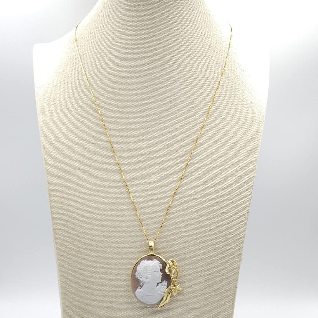 Collana con cammeo di conchiglia realizzato a Torre del Greco e racchiuso in una montatura di argento massiccio marchiato 925 e placcato oro, con catena, anch'essa in argento 925 placcato oro - VINTAGE AMORE MIO