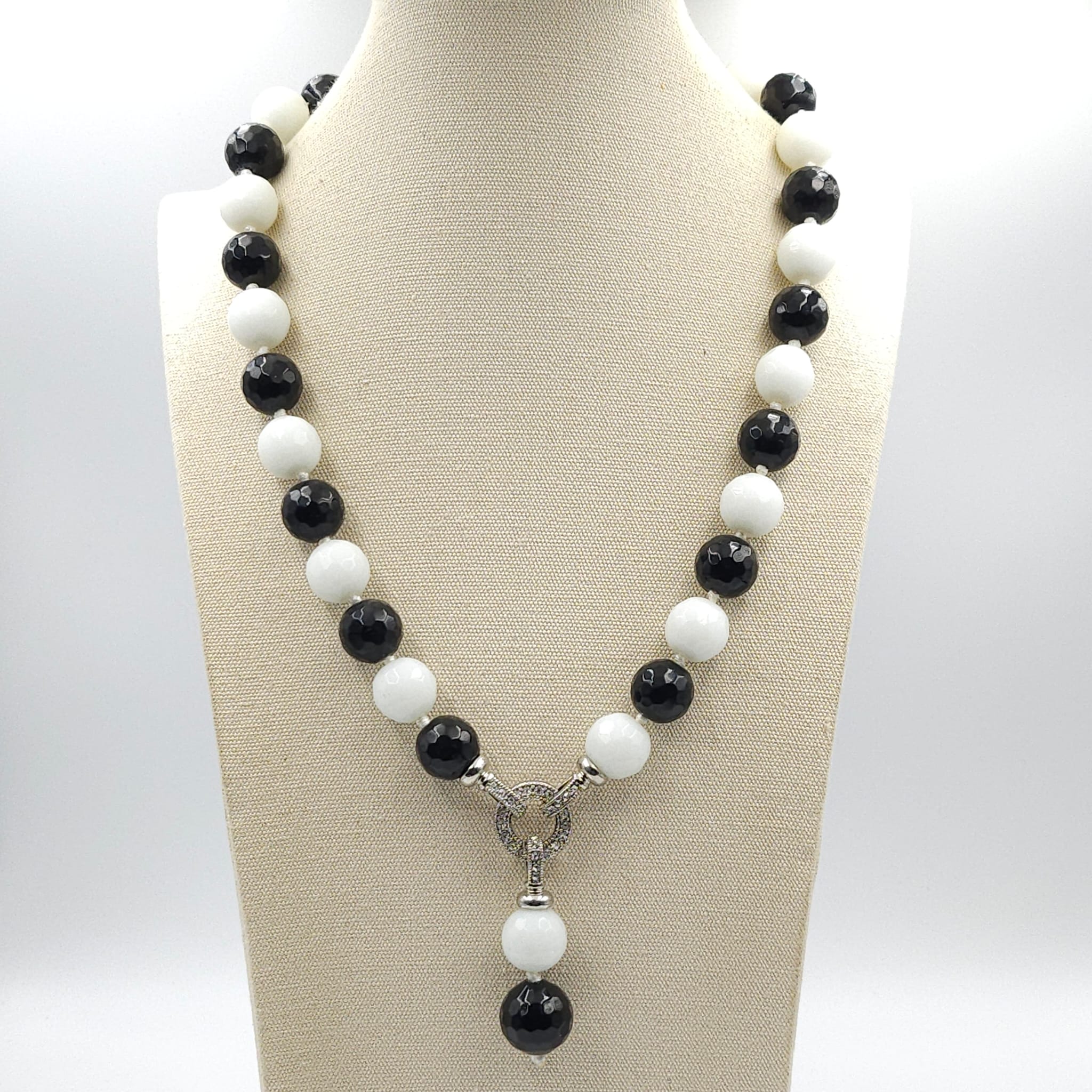 Collana realizzata con grandi chicchi sfaccettati di agata naturale bianca e nera, con chiusura gioiello in metallo rodiato e cristalli diamante - VINTAGE AMORE MIO