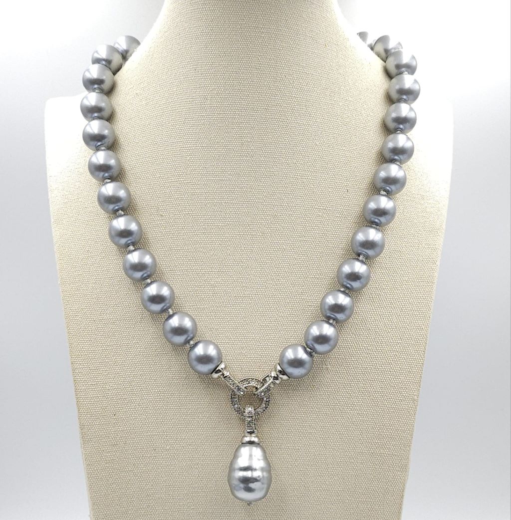 Collana di grandi perle grigie, chiusura di metallo rodiato con cristalli diamante e grande pendente - VINTAGE AMORE MIO
