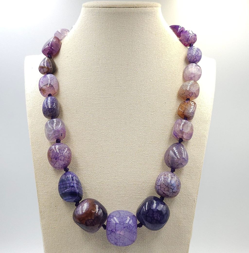 Collana con grandissimi chicchi di agata screziata in varie tonalità di viola, chiusura di metallo color argento - VINTAGE AMORE MIO