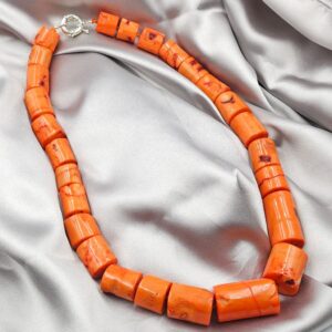 Collana composta da grandi elementi di corallo bambù color salmone con chiusura di metallo color argento - VINTAGE AMORE MIO