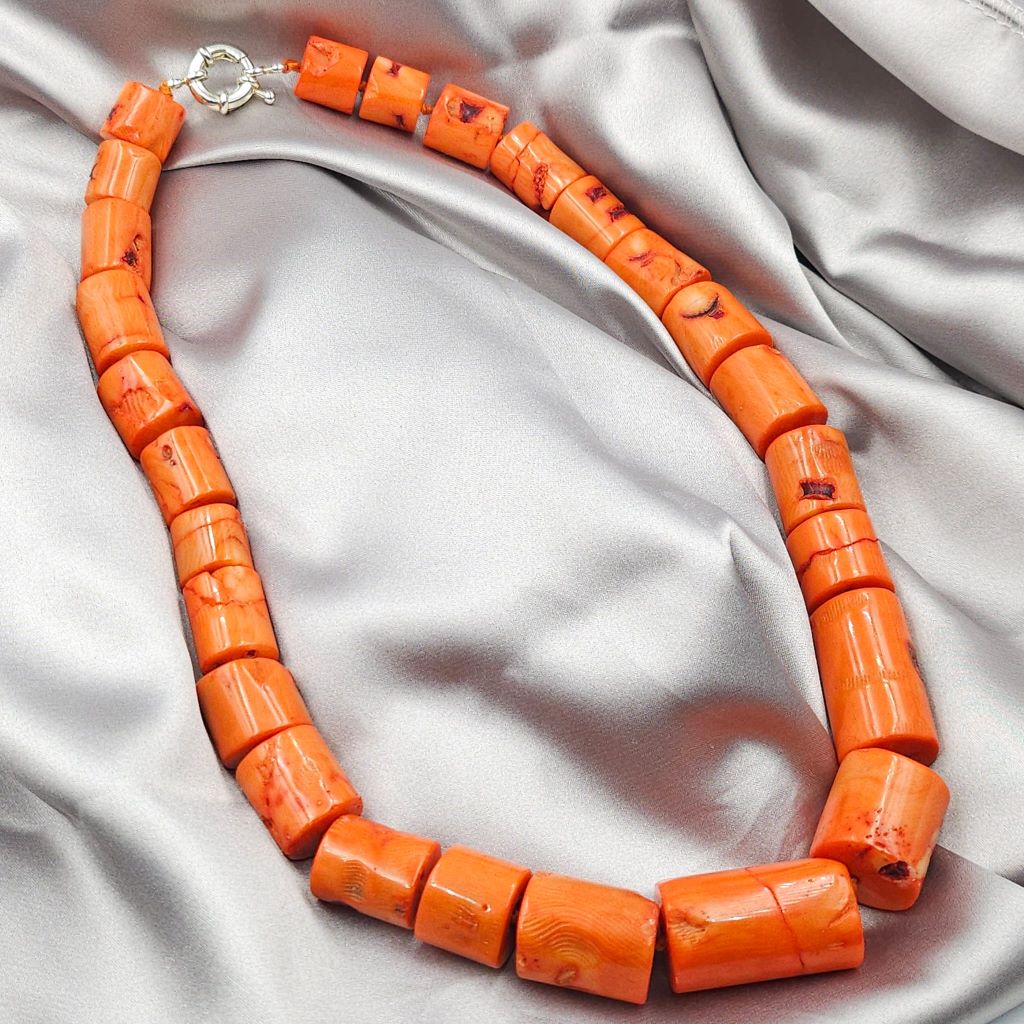 Collana composta da grandi elementi di corallo bambù color salmone con chiusura di metallo color argento - VINTAGE AMORE MIO