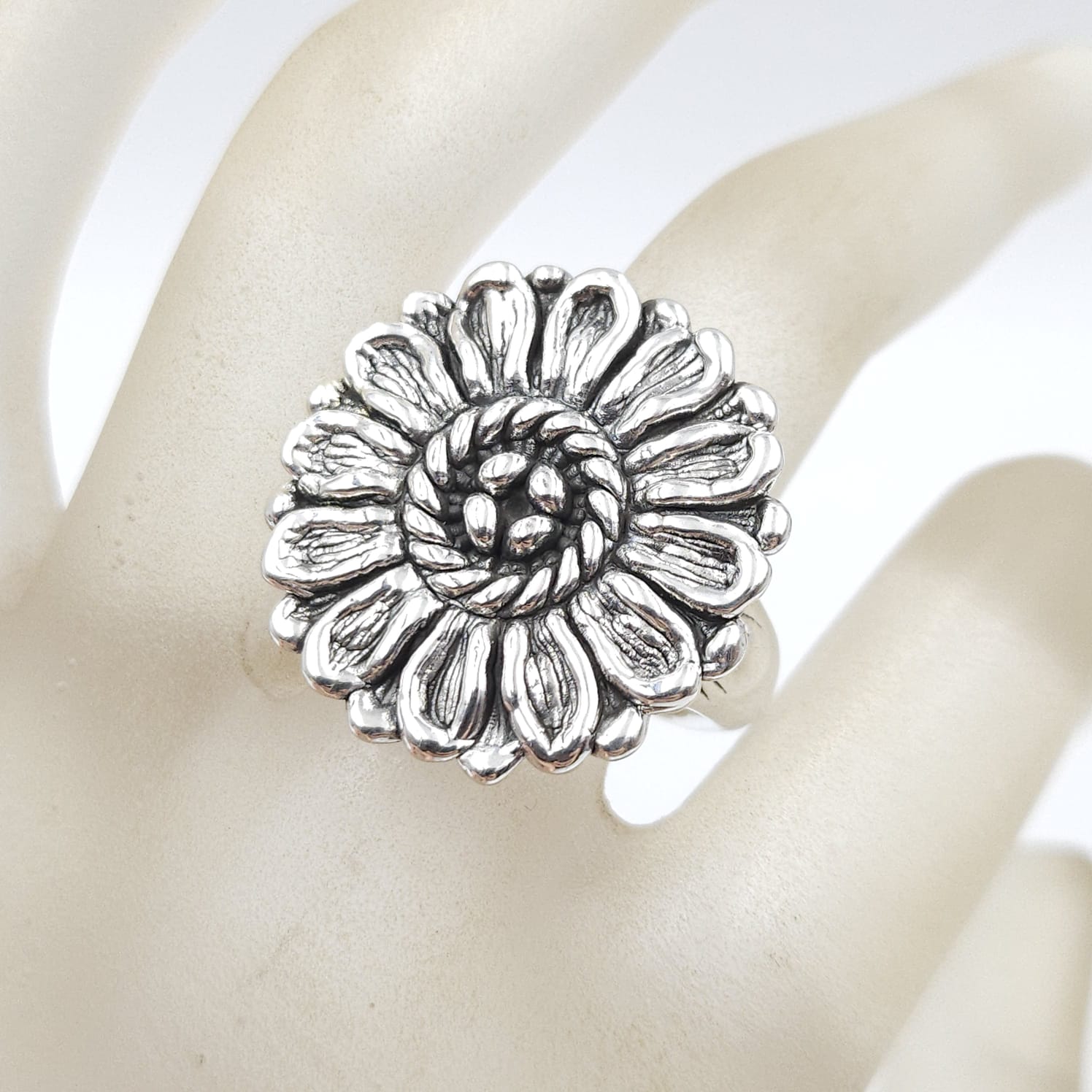 Anello in argento marchiato 925, diametro 19 millimetri, decoro floreale - VINTAGE AMORE MIO