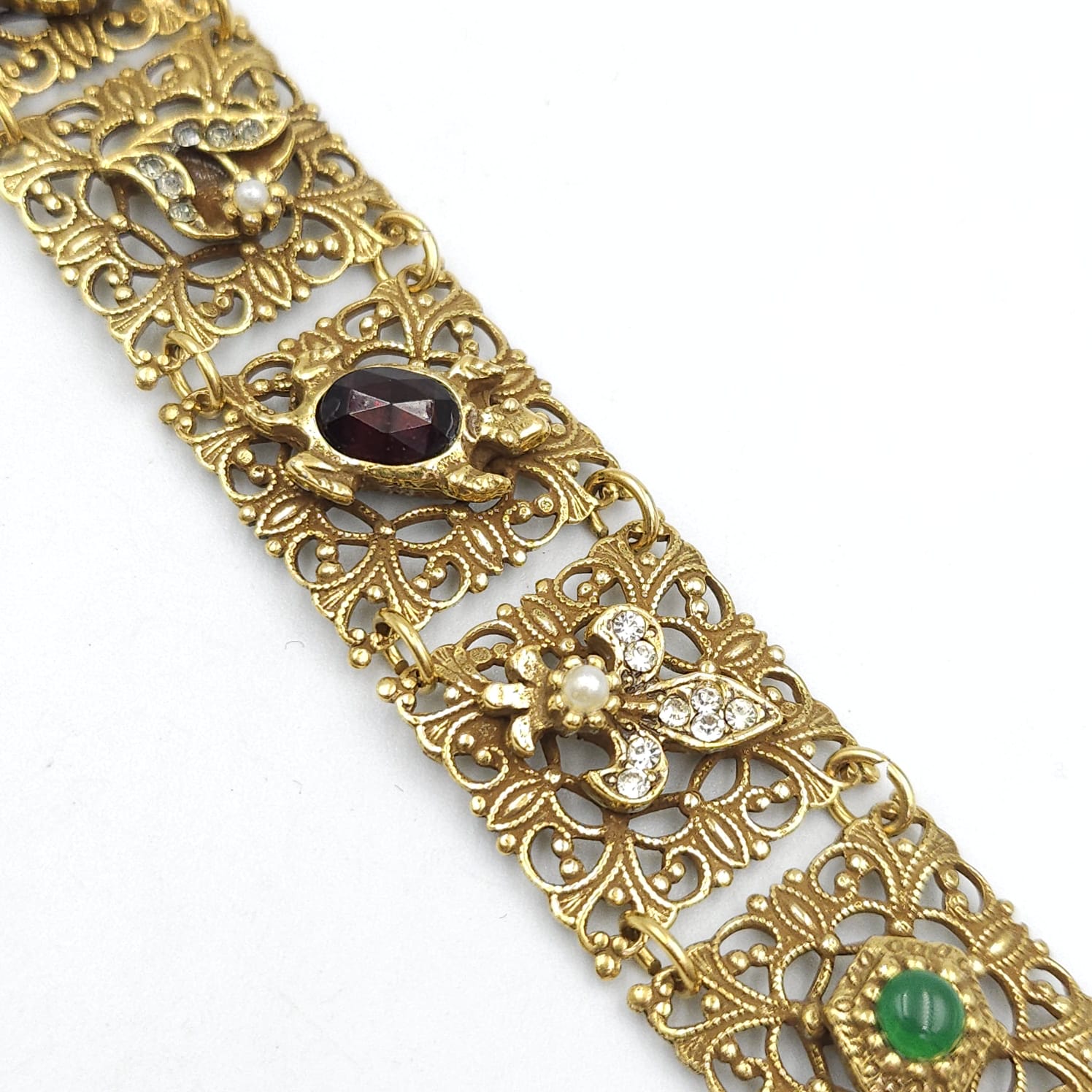 Bracciale anni '50 firmato Goldette, in stile vittoriano, realizzato in metallo color oro con cabochons, perle e cristalli di varie tonalità, con catenella di sicurezza - VINTAGE AMORE MIO