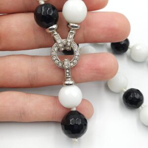 Collana realizzata con grandi chicchi sfaccettati di agata naturale bianca e nera, con chiusura gioiello in metallo rodiato e cristalli diamante - VINTAGE AMORE MIO