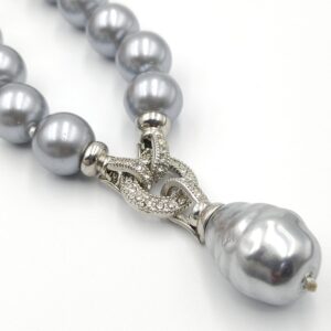 Collana di grandi perle grigie, chiusura di metallo rodiato con cristalli diamante e grande pendente - VINTAGE AMORE MIO