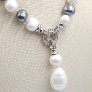 Collana di grandi perle ovali bianche e grigie, chiusura di metallo rodiato con cristalli diamante e grande pendente - VINTAGE AMORE MIO