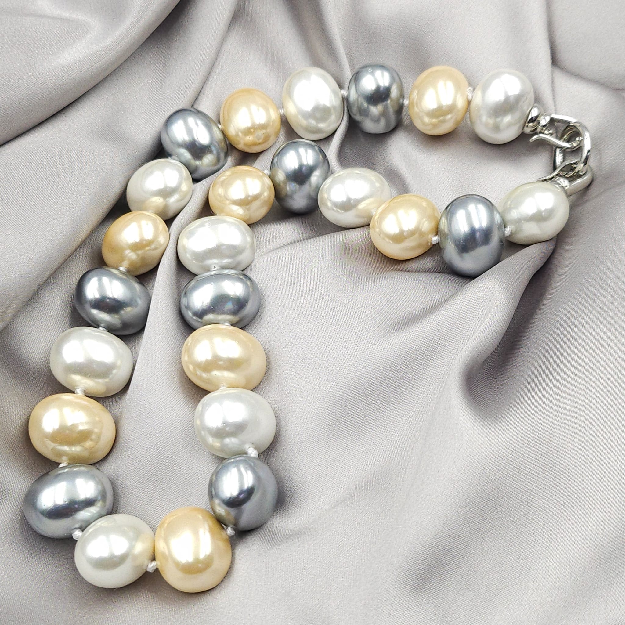 Collana formata da grandissime perle ovali di tre diverse tonalità, bianco, grigio e champagne, separate da nodi, chiusura di metallo colore argento - VINTAGE AMORE MIO