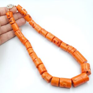 Collana composta da grandi elementi di corallo bambù color salmone con chiusura di metallo color argento - VINTAGE AMORE MIO Collana composta da grandi elementi di corallo bambù color salmone con chiusura di metallo color argento - VINTAGE AMORE MIO