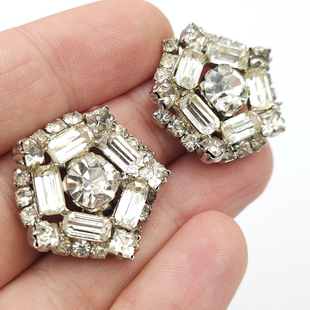 Orecchini a clip americani anni'50, metallo color argento con cristalli diamante taglio baguette e rotondo - VINTAGE AMORE MIO