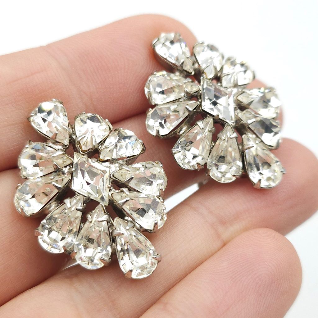 Orecchini a clip americani anni'50, metallo color argento con cristalli diamante taglio a goccia e a rombo - VINTAGE AMORE MIO