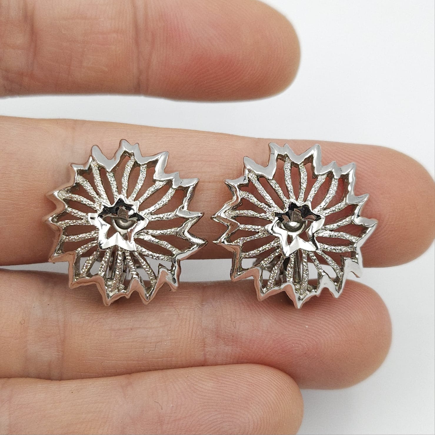 Orecchini a clip Trifari risalenti al 1960 circa, a forma di fiore stilizzato, realizzati in lega Trifanium color argento con lavorazione a cera persa e dettagli lucidi - VINTAGE AMORE MIO