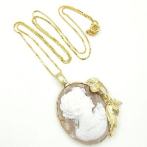 Collana con cammeo di conchiglia realizzato a Torre del Greco e racchiuso in una montatura di argento massiccio marchiato 925 e placcato oro, con catena, anch'essa in argento 925 placcato oro - VINTAGE AMORE MIO