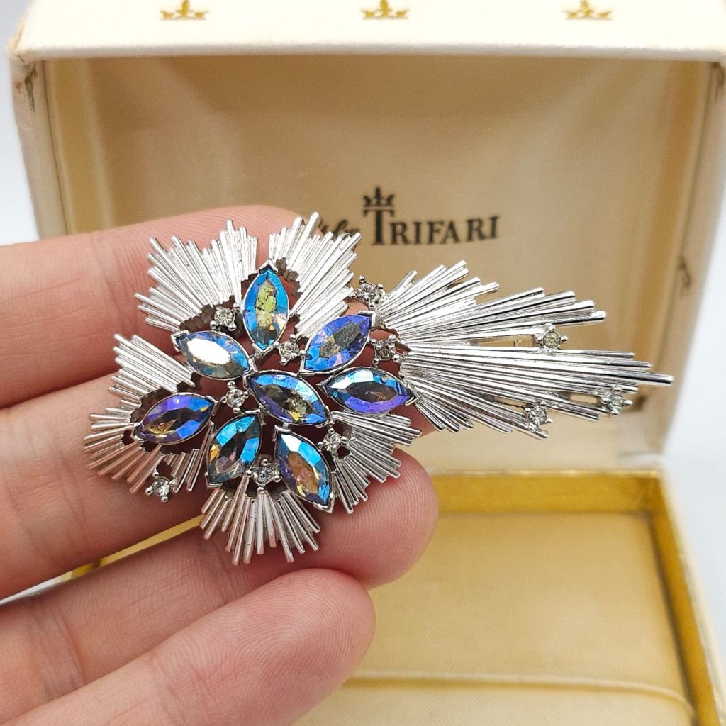 Spilla Trifari anni '50, realizzata in lega Trifanium color platino, con cristalli aurora borealis taglio navette tono azzurro e cristalli diamante rotondi - VINTAGE AMORE MIO