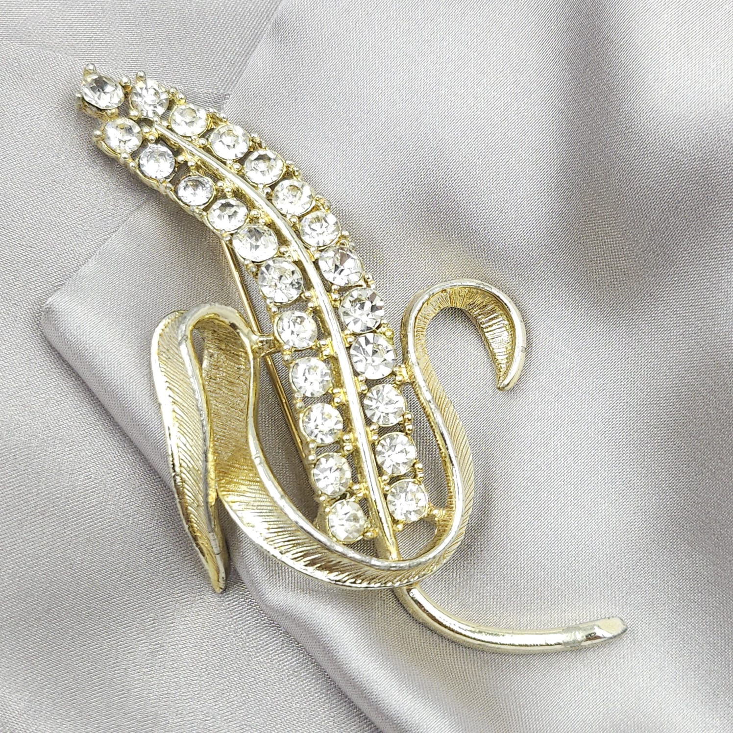 Grandissima spilla anni '60 firmata Sarah Coventry, a forma di spiga portafortuna, metallo color oro con cristalli diamante - VINTAGE AMORE MIO