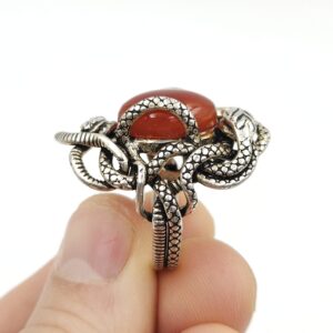Anello diametro 20 millimetri, in argento massiccio marchiato 925, decoro di serpenti con grande cabochon di corniola naturale - VINTAGE AMORE MIO