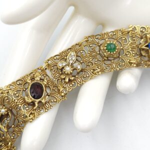 Bracciale anni '50 firmato Goldette, in stile vittoriano, realizzato in metallo color oro con cabochons, perle e cristalli di varie tonalità, con catenella di sicurezza - VINTAGE AMORE MIO