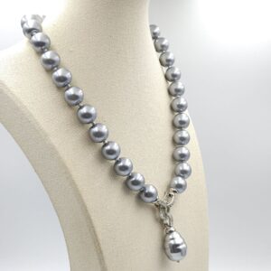 Collana di grandi perle grigie, chiusura di metallo rodiato con cristalli diamante e grande pendente - VINTAGE AMORE MIO