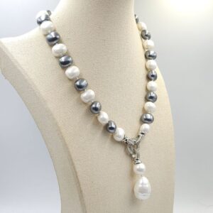 Collana di grandi perle ovali bianche e grigie, chiusura di metallo rodiato con cristalli diamante e grande pendente - VINTAGE AMORE MIO