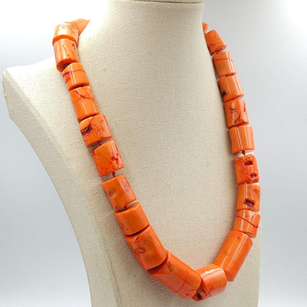 Collana composta da grandi elementi di corallo bambù color salmone con chiusura di metallo color argento - VINTAGE AMORE MIO Collana composta da grandi elementi di corallo bambù color salmone con chiusura di metallo color argento - VINTAGE AMORE MIO