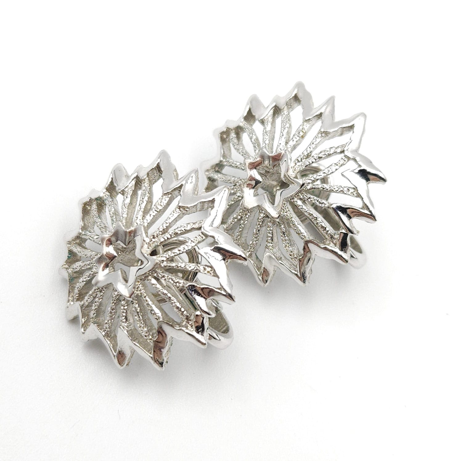 Orecchini a clip Trifari risalenti al 1960 circa, a forma di fiore stilizzato, realizzati in lega Trifanium color argento con lavorazione a cera persa e dettagli lucidi - VINTAGE AMORE MIO