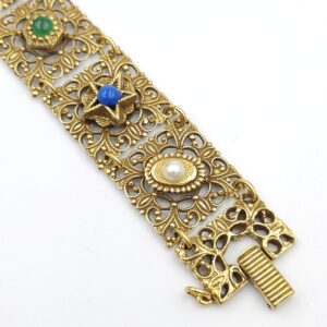 Bracciale anni '50 firmato Goldette, in stile vittoriano, realizzato in metallo color oro con cabochons, perle e cristalli di varie tonalità, con catenella di sicurezza - VINTAGE AMORE MIO