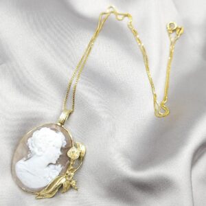Collana con cammeo di conchiglia realizzato a Torre del Greco e racchiuso in una montatura di argento massiccio marchiato 925 e placcato oro, con catena, anch'essa in argento 925 placcato oro - VINTAGE AMORE MIO