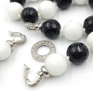 Collana realizzata con grandi chicchi sfaccettati di agata naturale bianca e nera, con chiusura gioiello in metallo rodiato e cristalli diamante - VINTAGE AMORE MIO