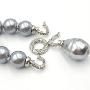 Collana di grandi perle grigie, chiusura di metallo rodiato con cristalli diamante e grande pendente - VINTAGE AMORE MIO