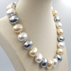 Collana formata da grandissime perle ovali di tre diverse tonalità, bianco, grigio e champagne, separate da nodi, chiusura di metallo colore argento - VINTAGE AMORE MIO