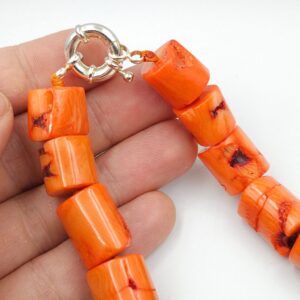 Collana composta da grandi elementi di corallo bambù color salmone con chiusura di metallo color argento - VINTAGE AMORE MIO Collana composta da grandi elementi di corallo bambù color salmone con chiusura di metallo color argento - VINTAGE AMORE MIO