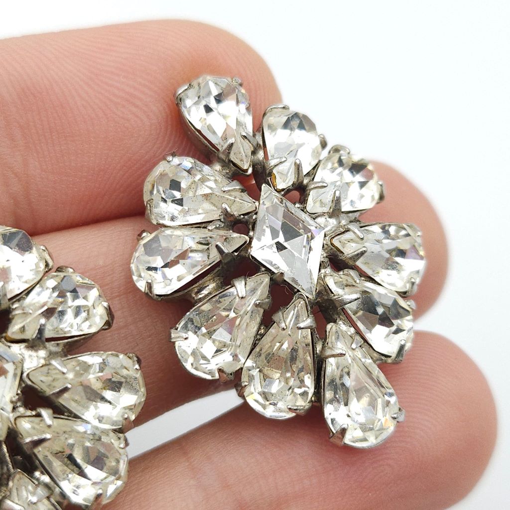 Orecchini a clip americani anni'50, metallo color argento con cristalli diamante taglio a goccia e a rombo - VINTAGE AMORE MIO
